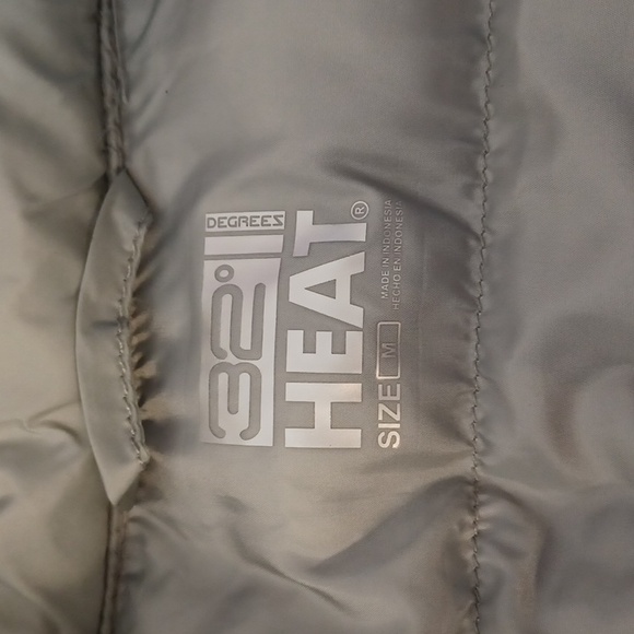 32 degrees, sz M, gray puffer vest, full zip with 2 pockets. - Picture 5 of 8